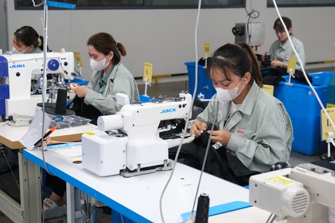 Công nhân sản xuất trong một nhà máy may mặc tại tỉnh Quảng Ninh - Ảnh: HÀ QUÂN Công nhân sản xuất trong một nhà máy may mặc tại tỉnh Quảng Ninh - Ảnh: HÀ QUÂN
