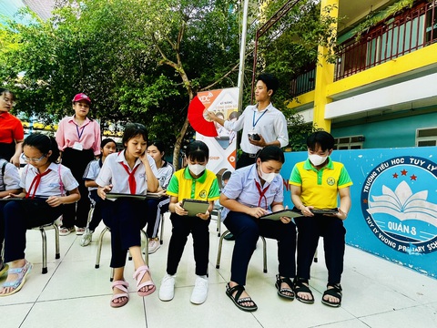 Học sinh hào hứng trải nghiệm làm 'công dân số'- Ảnh 3. Học sinh tham gia giải các câu đố, câu hỏi khoa học tự nhiên trên máy tính bảng trong ngày hội
