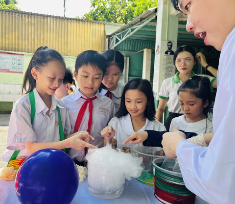 Học sinh hào hứng trải nghiệm làm 'công dân số'- Ảnh 4. Nhiều em học sinh nữ thích thú với những thí nghiệm khoa học vui - Ảnh: MỸ DUNG