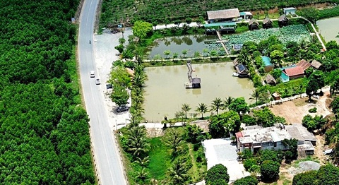 65 năm đường Trường Sơn - đường Hồ Chí Minh huyền thoại- Ảnh 8. Diện mạo mới trên tuyến đường Hồ Chí Minh qua Quảng Bình, nhiều khu du lịch sinh thái nổi tiếng đã mọc lên tạo ra tiềm năng cho vùng đất đã từng bị bom đạn tàn phá năm xưa
