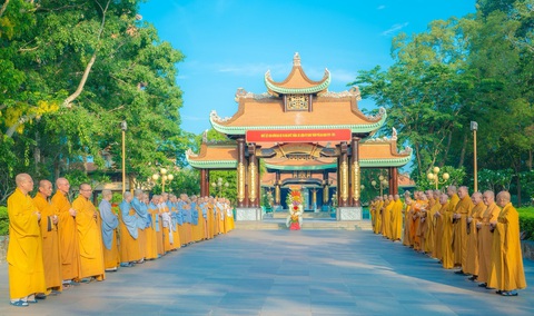 Đoàn dâng hương, đặt vòng hoa tưởng niệm tại đền tưởng niệm Bến Dược - Ảnh: LÊ MINH Đoàn dâng hương, đặt vòng hoa tưởng niệm tại đền tưởng niệm Bến Dược - Ảnh: LÊ MINH