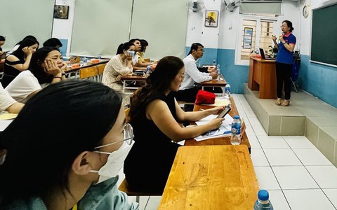 Tuyển sinh lớp 10 ở TP.HCM: Thay đổi nguyện vọng không nhiều, vì sao?- Ảnh 1. Phụ huynh học sinh lớp 9 Trường THCS Nguyễn Du, quận 1 họp với giáo viên để nghe hướng dẫn về thay đổi nguyện vọng vào chiều tối 16-5 - Ảnh: MỸ DUNG