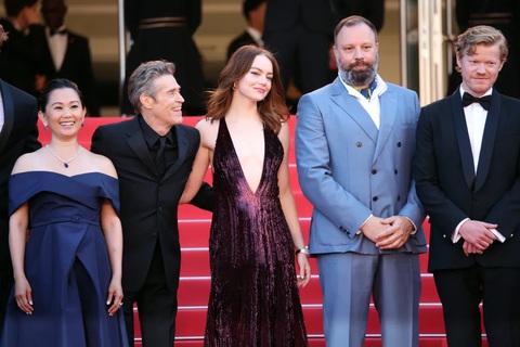 Kinds of Kindness gây sốc tại Cannes vì trụy lạc, phi lý- Ảnh 8. Những nhân vật chủ chốt của Kinds of Kindness (từ trái sang) diễn viên Hồng Châu, Willem Dafoe, Emma Stone, đạo diễn Yorgos Lanthimos và diễn viên Jesse Plemons - Ảnh: GETTY IMAGES