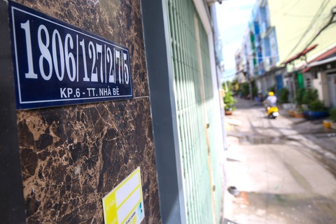 Số nhà phải ổn định trăm năm!- Ảnh 3. Nhà có tới 6 xuyệt trên đường Huỳnh Tấn Phát, huyện Nhà Bè, TP.HCM (ảnh chụp trưa 17-5) - Ảnh: PHƯƠNG QUYÊN