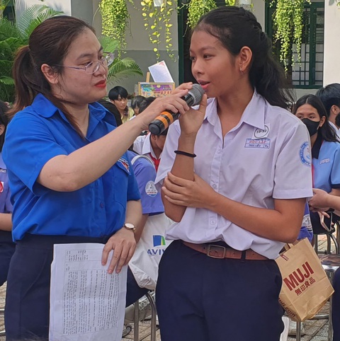 Học sinh bất ngờ khi nhận được thư khen của trưởng phòng giáo dục và đào tạo- Ảnh 2. Tiết mục giao lưu với em Lê Hồ Trúc Liễu, học sinh lớp 9, Trường THCS Độc Lập. Em Liễu đã đạt được nhiều thành tích trong các hoạt động thể dục thể thao các cấp - Ảnh: H.HG.