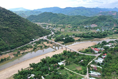 65 năm đường Trường Sơn - đường Hồ Chí Minh huyền thoại- Ảnh 2. Cây cầu nối đôi bờ sông nằm trên đường Trường Sơn cũ từng là tọa độ bị ném bom dữ dội của Mỹ (nay là đường Hồ Chí Minh) qua huyện Nam Giang, tỉnh Quảng Nam
