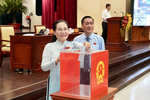 Sáng nay (19-5), HĐND TP.HCM họp nghe báo cáo đồ án điều chỉnh quy hoạch và bầu nhân sự- Ảnh 1. Các thành viên HĐND TP.HCM trong lần bỏ phiếu bầu nhân sự UBND TP.HCM - Ảnh: HỮU HẠNH