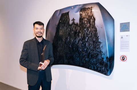 Họa sĩ Trịnh Minh Tiến thắng giải UOB Painting of the Year năm đầu tiên tại Việt Nam, hạng mục Nghệ sĩ thành danh. Họa sĩ Trịnh Minh Tiến thắng giải UOB Painting of the Year năm 2023 tại Việt Nam, hạng mục Nghệ sĩ thành danh.