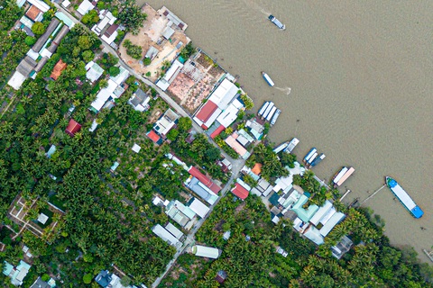 Ngồi tàu máy, đi xe điện khám phá cù lao ven sông Mekong- Ảnh 5. Bao phủ khắp cồn là một màu xanh bát ngát, cùng hệ thống mương rạch chằng chịt, đất đai màu mỡ, cây trái sum suê bốn mùa