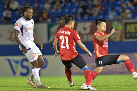 HLV Kim Sang Sik thấy gì ở sân Bình Dương?- Ảnh 2. Kizito (áo trắng) là cầu thủ nhập tịch Việt Nam của CLB Bình Dương - Ảnh: QUANG THỊNH