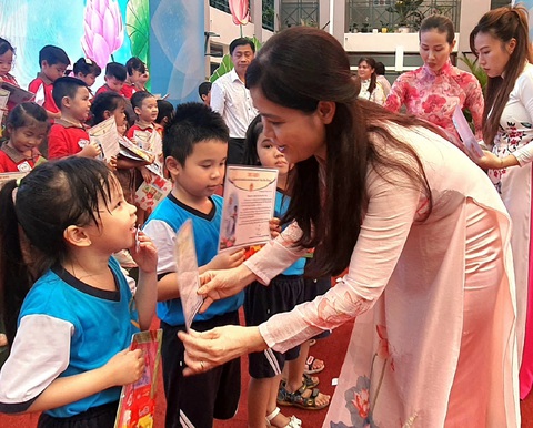 Học sinh bất ngờ khi nhận được thư khen của trưởng phòng giáo dục và đào tạo- Ảnh 1. Bà Lê Thị Bình, trưởng Phòng Giáo dục và Đào tạo quận Phú Nhuận, trao thư khen cho các học sinh - Ảnh: H.HG.