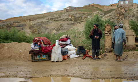 Người dân Afghanistan đứng bên cạnh đồ đạc của mình gần một ngôi nhà bị hư hại vào ngày 18/5 sau lũ quét ở Firozkoh, tỉnh Ghor, Afghanistan. Ảnh: AFP/Getty Images Người dân Afghanistan đứng bên cạnh đồ đạc của mình gần một ngôi nhà bị hư hại vào ngày 18-5 sau lũ quét ở Firozkoh, tỉnh Ghor, Afghanistan - Ảnh: AFP