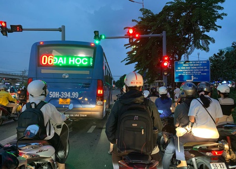 Tuổi 30 chưa mua nhà: Vay mượn để mua hay tích lũy chờ thời?- Ảnh 2. Nhiều bạn trẻ nỗ lực làm việc, tiết kiệm chi phí hy vọng dư ra một khoản tiền mỗi tháng để tích lũy mua nhà - Ảnh: MÂY TRẮNG