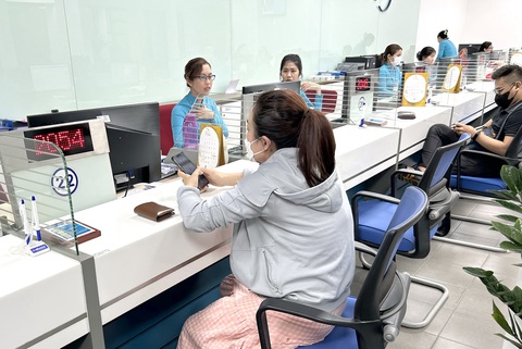 Vẫn khó Khách mua vé máy bay tại phòng vé ở TP.HCM vào chiều 15-5 - Ảnh: T.T.D.