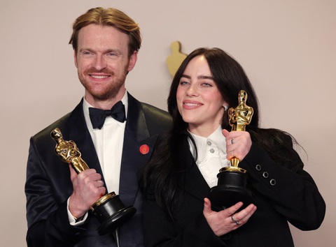 Billie Eilish trở thành người trẻ nhất giành được 2 giải Oscar. Billie Eilish trở thành người trẻ nhất giành được 2 giải Oscar.