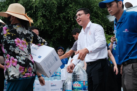 Saigon Co.op trao tặng nước uống, nước sinh hoạt và bồn chứa cho bà con vùng hạn mặn- Ảnh 3. Nước sinh hoạt, nước uống được trao tận tay bà con