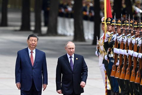 Quan hệ Nga - Trung Ông Tập tại lễ đón chính thức lãnh đạo Nga thăm Trung Quốc vào ngày 16-5 - Ảnh: Reuters