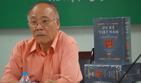 Đọc Du ký Việt Nam để thấy rõ hơn Phạm Quỳnh- Ảnh 3. PGS.TS Nguyễn Hữu Sơn và bộ sách Du ký Việt Nam trên Nam Phong tạp chí do ông biên soạn - Ảnh: T.ĐIỂU