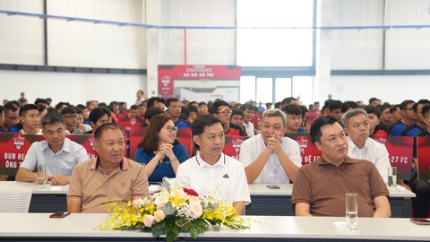 176 đội tham dự giải bóng đá phong trào lớn nhất Việt Nam- Ảnh 2. Phó giám đốc Sở Văn hóa - Thể thao & Du lịch tỉnh Bình Dương Cao Văn Chóng (bìa phải), Trưởng ban trọng tài VFF Đặng Thanh Hạ (giữa) tại lễ khai mạc - Ảnh: PHƯƠNG NGHI