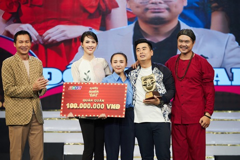 Đạo diễn Vũ Thành Vinh (bìa trái) trao giải quán quân cho đội Hahaha - Ảnh: BTC Đạo diễn Vũ Thành Vinh (bìa trái) trao giải quán quân cho đội Hahaha - Ảnh: BTC