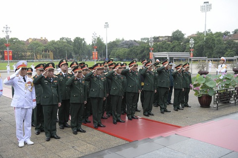 Lãnh đạo Đảng, Nhà nước vào lăng viếng Chủ tịch Hồ Chí Minh- Ảnh 5. Đoàn Quân ủy Trung ương - Bộ Quốc phòng viếng Chủ tịch Hồ Chí Minh - Ảnh: N.Y.