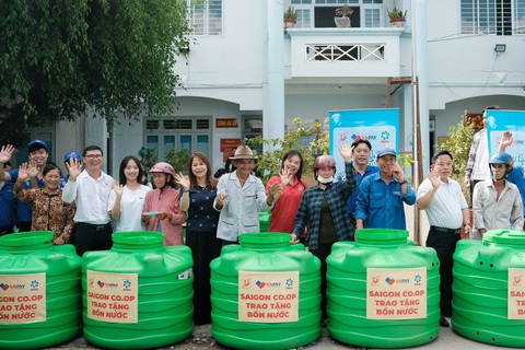 Saigon Co.op trao tặng nước uống, nước sinh hoạt và bồn chứa cho bà con vùng hạn mặn- Ảnh 1. Saigon Co.op trao tặng nước uống, nước sinh hoạt và bồn chứa nước cho bà con