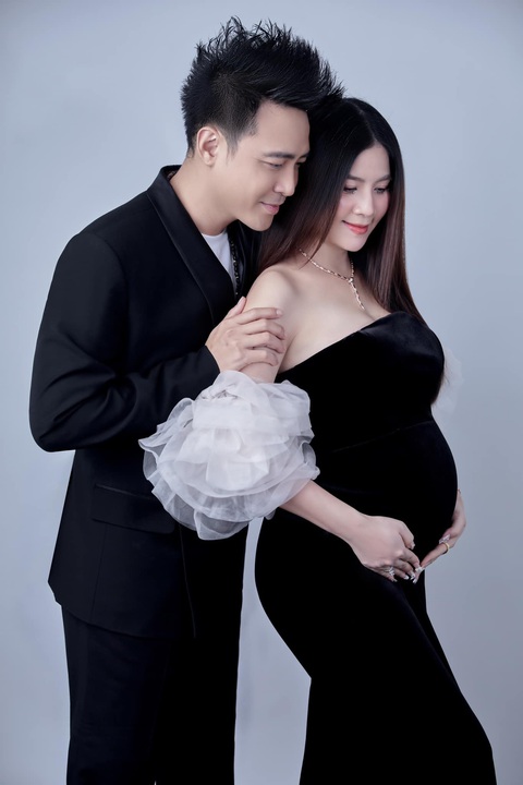 Sau 8 năm kết hôn, Kha Ly hạnh phúc mang thai Sau 8 năm kết hôn, Kha Ly hạnh phúc mang thai