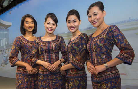 Nơi làm việc vừa công bố thưởng 8 tháng lương cho nhân viên- Ảnh 1. Hình ảnh của các tiếp viên Singapore Airlines (Nguồn: Airbus)