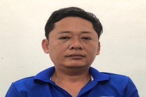Tạm giữ người say xỉn không chịu đo nồng độ cồn, đánh vào mặt cán bộ công an- Ảnh 1. Nguyễn Quang bị tạm giữ vì không chịu đo nồng độ cồn, rồi đánh cán bộ công an - Ảnh: T. PHƯƠNG