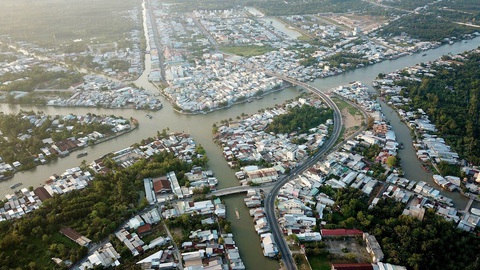 Lý giải đô thị ở Đồng bằng sông Cửu Long cách nhau 60km: ‘Chỉ nên xem là một giả thuyết nghiên cứu’- Ảnh 3. Thành phố Ngã Bảy, tỉnh Hậu Giang bố trí quanh các con sông - Ảnh: CHÍ QUỐC