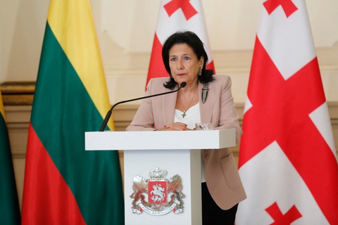 Tổng thống Georgia phủ quyết dự luật 'đại diện nước ngoài'- Ảnh 1. Tổng thống Georgia Salome Zurabishvili dự cuộc họp báo chung với ngoại trưởng các nước vùng Baltic và Iceland sau hội đàm tại Tbilisi hôm 15-5 - Ảnh: AFP