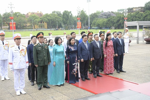 Lãnh đạo Đảng, Nhà nước vào lăng viếng Chủ tịch Hồ Chí Minh- Ảnh 7. Đoàn đại biểu Thành ủy - HĐND - UBND TP Hà Nội viếng Chủ tịch Hồ Chí Minh - Ảnh: N.Y.