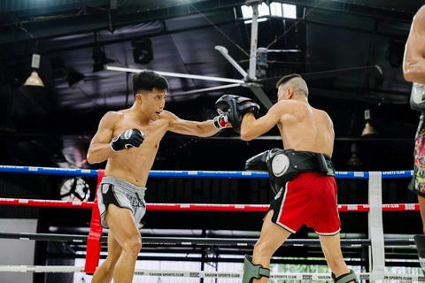 Minh Phát chờ so găng cao thủ muay Thai châu Phi- Ảnh 1. Võ sĩ Trương Cao Minh Phát (trái) tập luyện hướng đến Muay Thai Rampage x Road To ONE: Việt Nam - Ảnh: PHÚC AN