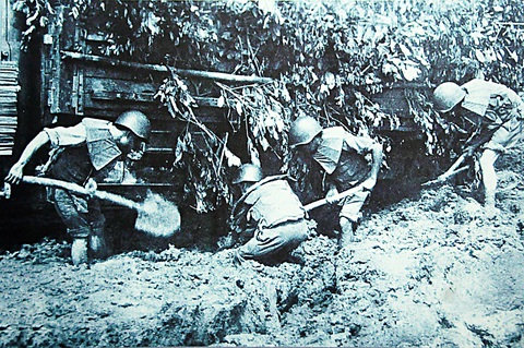 65 năm đường Trường Sơn - đường Hồ Chí Minh huyền thoại- Ảnh 7. Những người lính Binh trạm 41 chống lầy cho ô tô vận tải phục vụ chiến trường - Ảnh: chụp lại từ Bảo tàng Quảng Nam