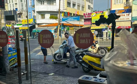Nhà dân gắn máy chống trộm, hàng loạt xe bị nhiễu sóng tắt máy ở cầu Kinh Thanh Đa- Ảnh 1. Xe máy liên tục bị tắt đột ngột ở khu vực cầu Kinh Thanh Đa (quận Bình Thạnh, TP.HCM) - Ảnh: Người dân cung cấp