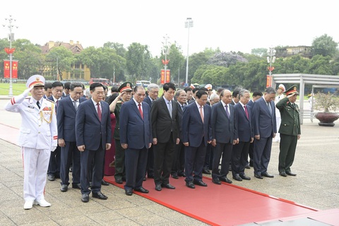 Lãnh đạo Đảng, Nhà nước vào lăng viếng Chủ tịch Hồ Chí Minh- Ảnh 2. Đoàn đại biểu lãnh đạo Đảng, Nhà nước tưởng nhớ Chủ tịch Hồ Chí Minh - Ảnh: N.Y.