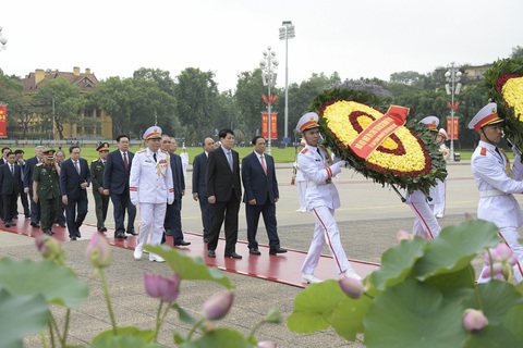 Lãnh đạo Đảng, Nhà nước vào lăng viếng Chủ tịch Hồ Chí Minh- Ảnh 1. Đoàn đại biểu lãnh đạo Đảng, Nhà nước vào lăng viếng Chủ tịch Hồ Chí Minh - Ảnh: N.Y.
