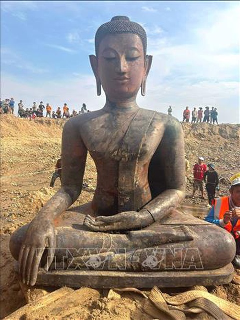 Mở rộng phạm vi khai quật các tượng Phật bằng đồng cổ ở gần sông Mekong- Ảnh 1. Bức tượng đồng cổ cao tới 2,2m được tìm thấy tại khu vực khai quật vào ngày 16-5 - Ảnh: TTXVN