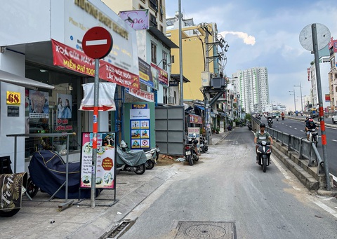 Nhà dân gắn máy chống trộm, hàng loạt xe bị nhiễu sóng tắt máy ở cầu Kinh Thanh Đa- Ảnh 2. Khu vực nhà dân gắn máy
