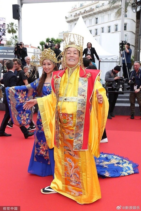 Thảm đỏ Cannes 2024 như nồi lẩu thập cẩm với những trò lố gây sốc- Ảnh 1. Những ngày qua, thảm đỏ LHP Cannes 2024 có không ít những trò lố đến từ những người vô danh, bỏ chi phí để đến với thảm đỏ