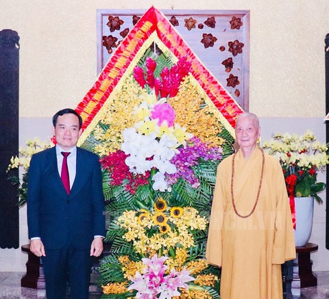 Phó thủ tướng Trần Lưu Quang thăm, chúc mừng Đại lễ Phật đản tại TP.HCM- Ảnh 1. Phó thủ tướng Trần Lưu Quang đến thăm và chúc mừng đại lão Hòa thượng Thích Trí Quảng - Ảnh: THÀNH ỦY TP.HCM