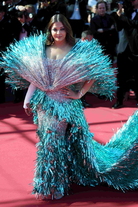 Thảm đỏ Cannes 2024 như nồi lẩu thập cẩm với những trò lố gây sốc- Ảnh 16. 'Hoa hậu đẹp nhất mọi thời đại' bị đánh giá là mặc váy như chổi xể trong ngày thứ hai xuất hiện tại thảm đỏ Cannes. Nhiều bình luận cho rằng váy của Aishwarya Rai Bachchan thực sự