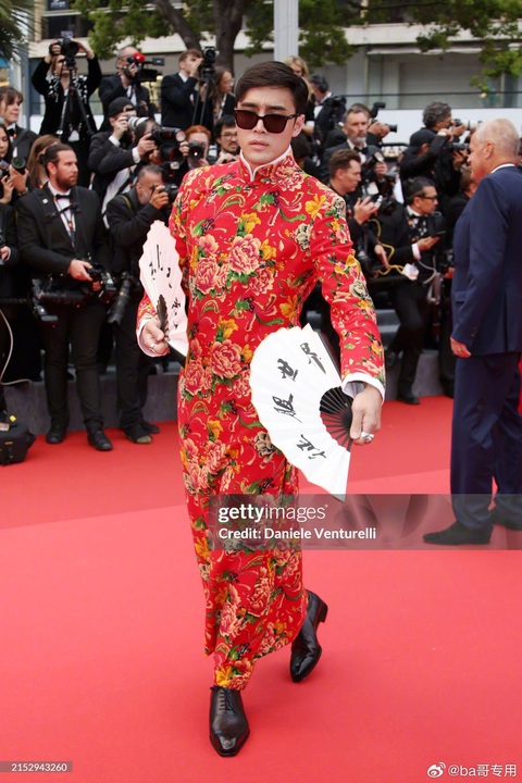 Thảm đỏ Cannes 2024 như nồi lẩu thập cẩm với những trò lố gây sốc- Ảnh 2. TikToker Miles Moretti là một trong những gương mặt đầu tiên làm trò lố khiến dân tình xứ Trung 'điếng người' khi anh xuất hiện trên thảm đỏ với bộ trang phục họa tiết “khăn trải bàn”.
