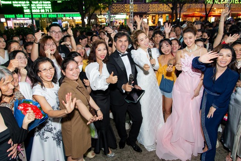 Đức Tiến làm MC khuấy động khán giả trong buổi giao lưu đoàn phim Đức Tiến làm MC khuấy động khán giả trong buổi giao lưu đoàn phim