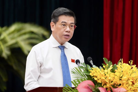 TP.HCM định hướng phát triển thành phố đa trung tâm- Ảnh 1. Ông Nguyễn Văn Dũng - phó chủ tịch UBND TP.HCM, trình tờ trình đồ án điều chỉnh quy hoạch chung TP.HCM - Ảnh: HỮU HẠNH