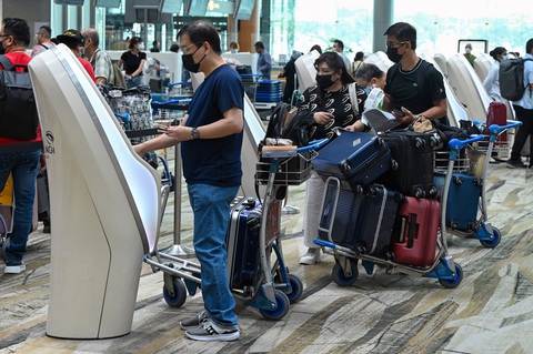 Du khách đeo khẩu trang phòng chống dịch COVID-19 tại sân bay Changi (Singapore) hồi tháng 4-2022 - Ảnh: AFP Du khách đeo khẩu trang phòng chống dịch COVID-19 tại sân bay Changi (Singapore) hồi tháng 4-2022 - Ảnh: AFP