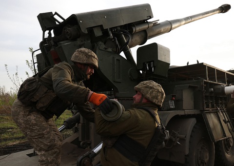 Lực lượng Ukraine ở Kharkov nạp đạn pháo bắn về phía quân Nga - Ảnh: AFP Lực lượng Ukraine ở Kharkov nạp đạn pháo bắn về phía quân Nga - Ảnh: AFP