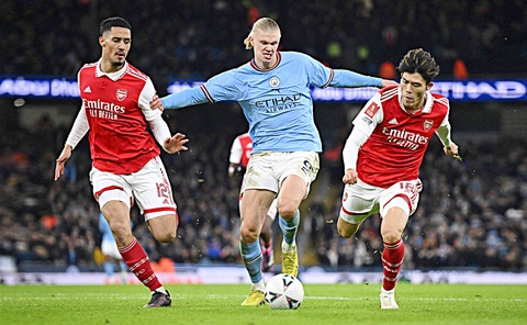 Arsenal chờ đợi phép màu- Ảnh 1. Arsenal liệu có khả năng lật đổ Man City (giữa)? - Ảnh: AFP