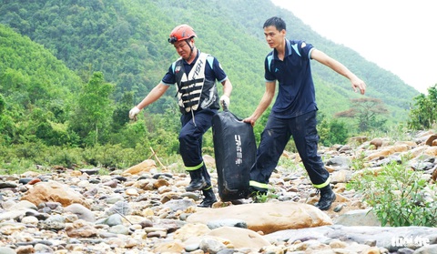 Lính cứu hỏa luyện tập vượt dòng nước dữ để cứu người- Ảnh 5. Khiêng những túi dụng cụ nặng trịch qua
