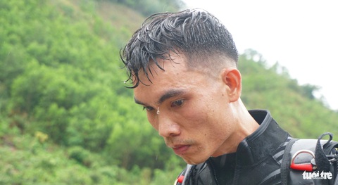 Lính cứu hỏa luyện tập vượt dòng nước dữ để cứu người- Ảnh 7. Cường độ tập luyện rất nặng diễn ra trong nhiều giờ đồng hồ